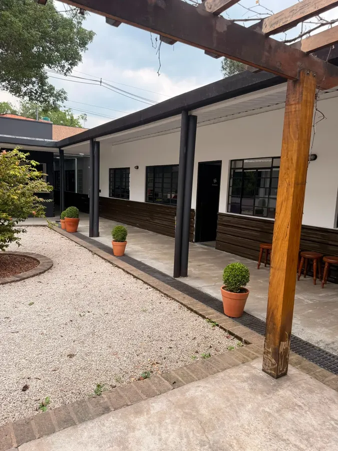 Área externa e jardim do HUB 360 no Planalto Paulista